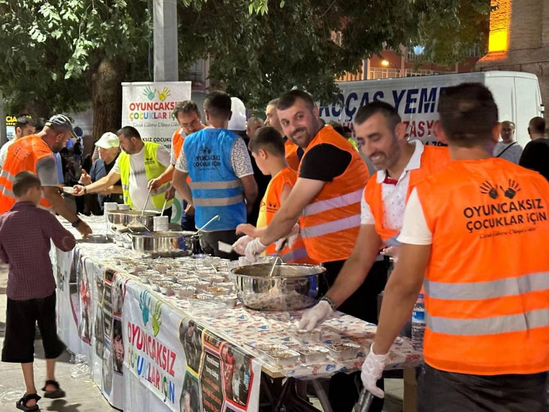 Oyuncaksız Çocuklar İçin Derneği’nden aşure ikramı 1