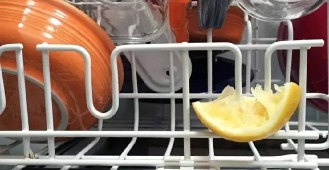 Bulaşık makinenize limon dilimi koyduğunuzda bakın neler oluyor – Neticeye inanmakta güçlük çekebilirsiniz 1