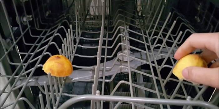 Bulaşık makinenize limon dilimi koyduğunuzda bakın neler oluyor – Neticeye inanmakta güçlük çekebilirsiniz
