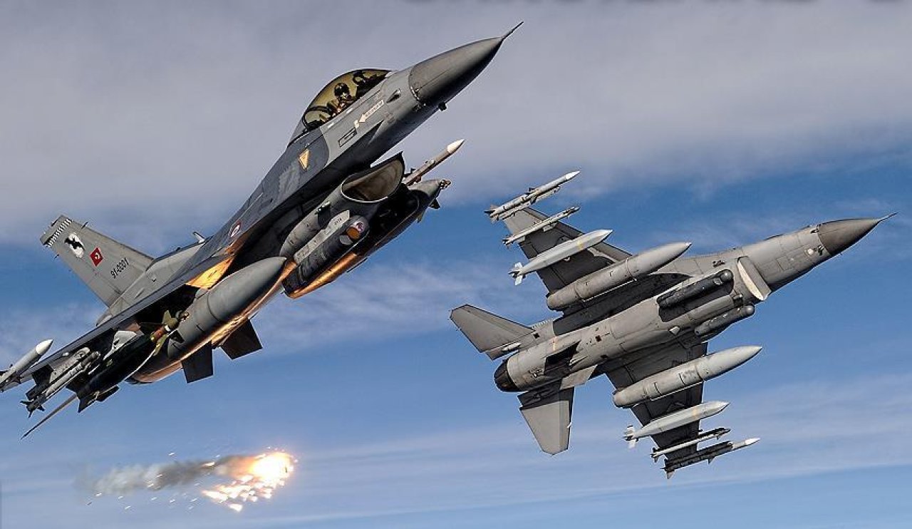 Türk F-16'ları Romanya'nın Büyük Birleşme Günü'nü selamladı