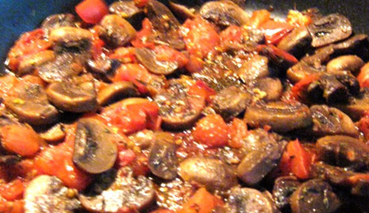 Kış aylarının vazgeçilmezi olan domates soslu mantarın tarifi ve yapılışı....
