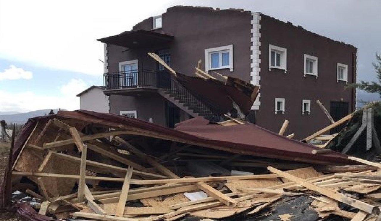 Konya’da fırtına çatı uçurdu
