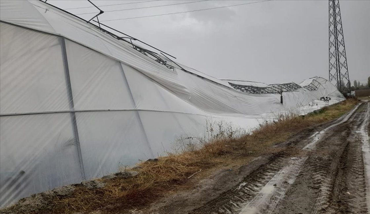 Konya’da etkili olan fırtına çatı uçurdu