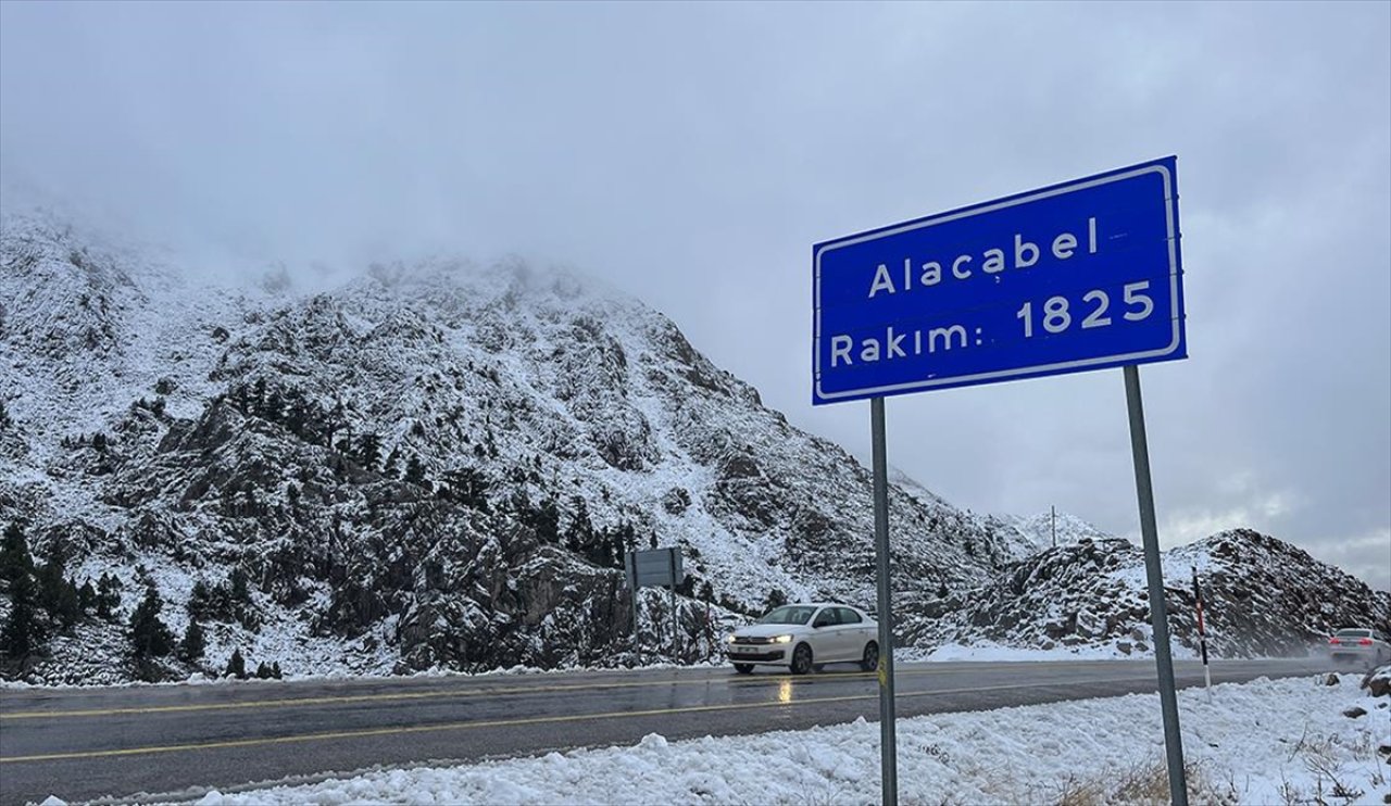 Antalya'yı Konya'ya bağlayan Alacabel'e ilk kar yağdı