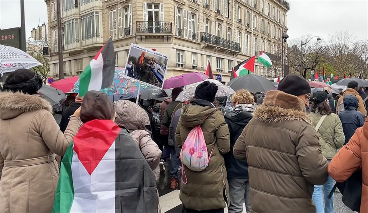 Parisliler, şiddetli yağmura rağmen Gazze'de ateşkes için yürüdü