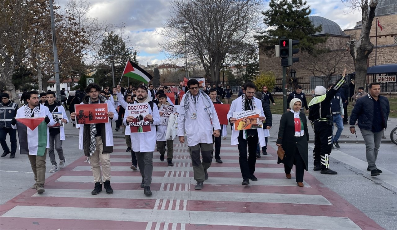 Konya'da hekimler İsrail'in Gazze'ye yönelik saldırılarını sessizce protesto etti