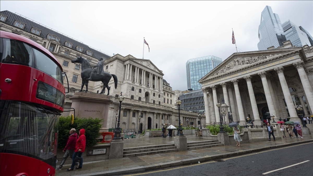İngiltere Merkez Bankası, enflasyonu kontrol altına almak için faiz oranını sabit tuttu