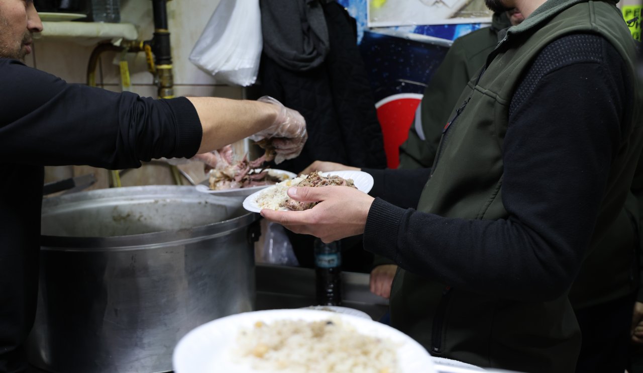 Konya'da alkışlanacak hareket! Kapı Camisinde meczuplara yemek dağıtıyor...