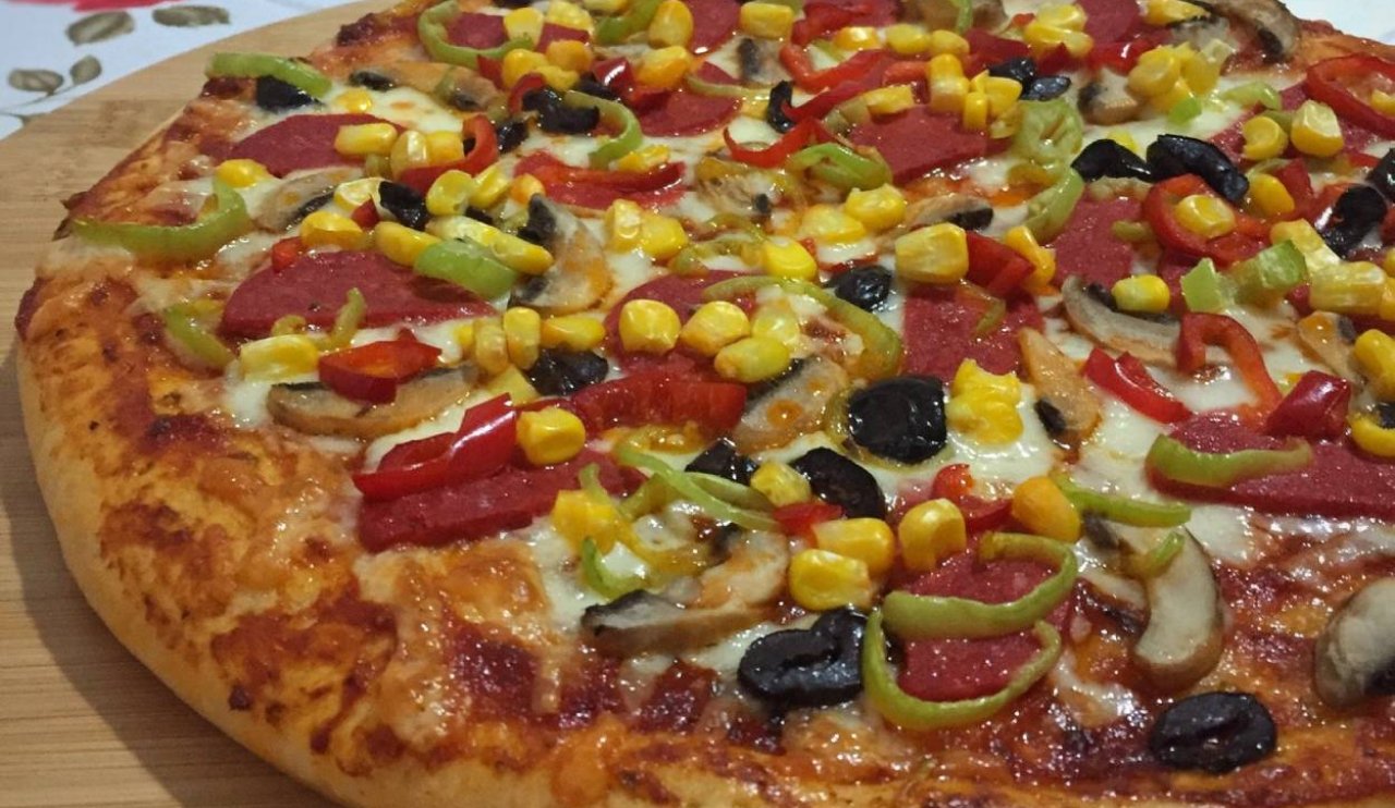 Evde pizza yapmak, dışarıdan sipariş vermek kadar kolay!..  Bu tarifi muhakkak deneyin!