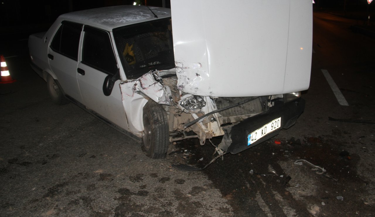 Konya'da iki araç çarpışıp ışıklarda duran üçüncü arabaya çarptı! Yaralılar var...