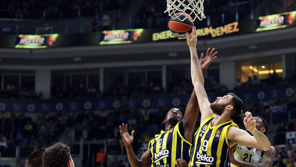 Fenerbahçe Beko, Yunanistan'da zorlu maça çıkıyor