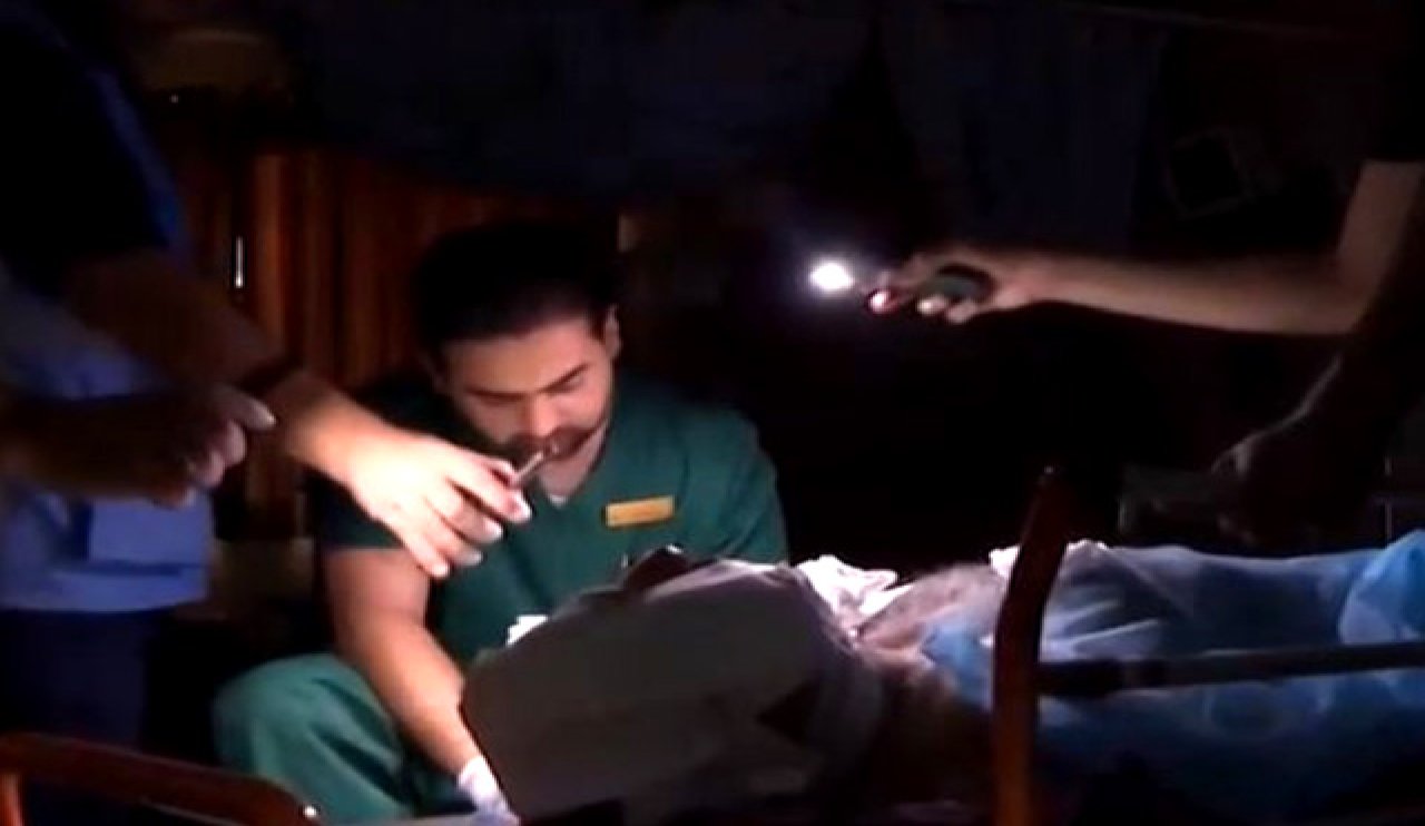 Gazze’de elektriksiz hastanede cep telefonu ışığıyla tedavi