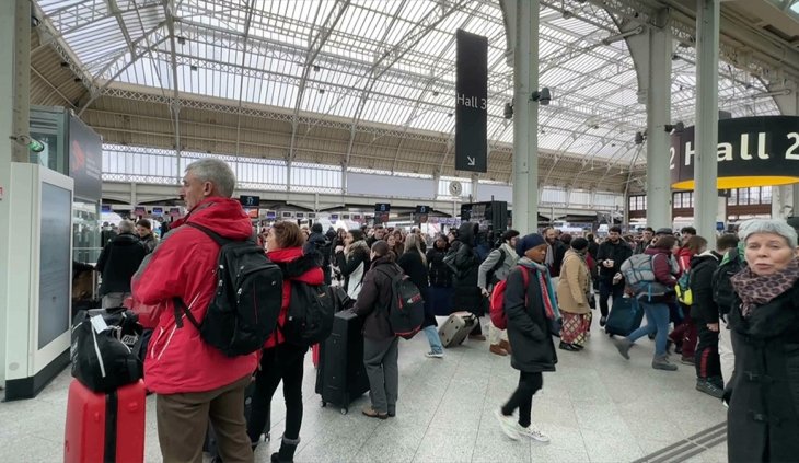 Paris'te Tren İstasyonunda Düzenlenen Bıçaklı Saldırıda 3 Kişi Yaralandı