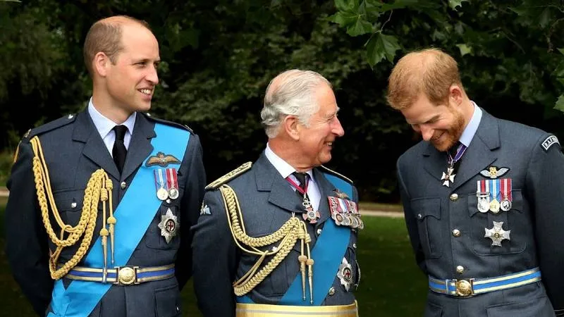 Kraliyet Ailesi'nin dışlanmış varisi Prens Harry, acil olarak Londra'ya geldi! Tahtı kim devralacak?