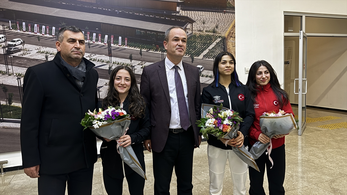 Avrupa Şampiyonası'ndan madalyayla dönen milli halterciler, Konya'da çiçeklerle karşılandı