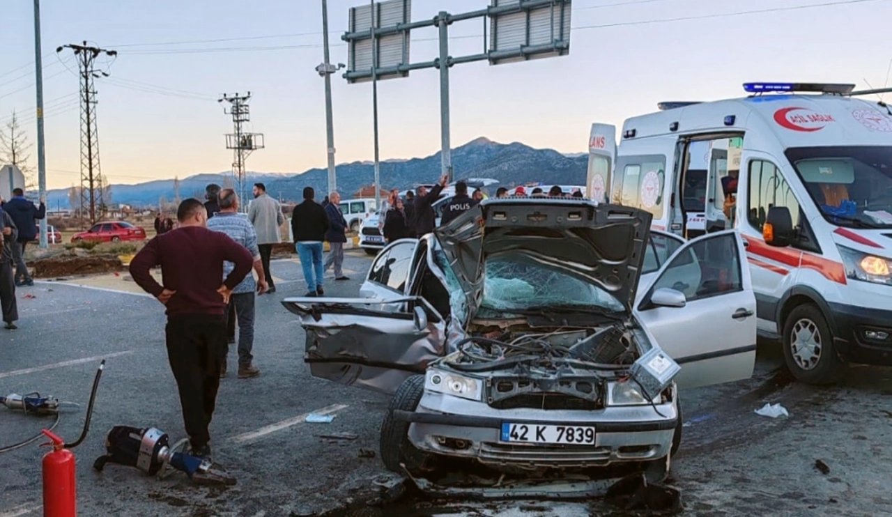 Seydişehir'de kazada otomobilde sıkışan sürücüyü itfaiye ekipleri çıkardı
