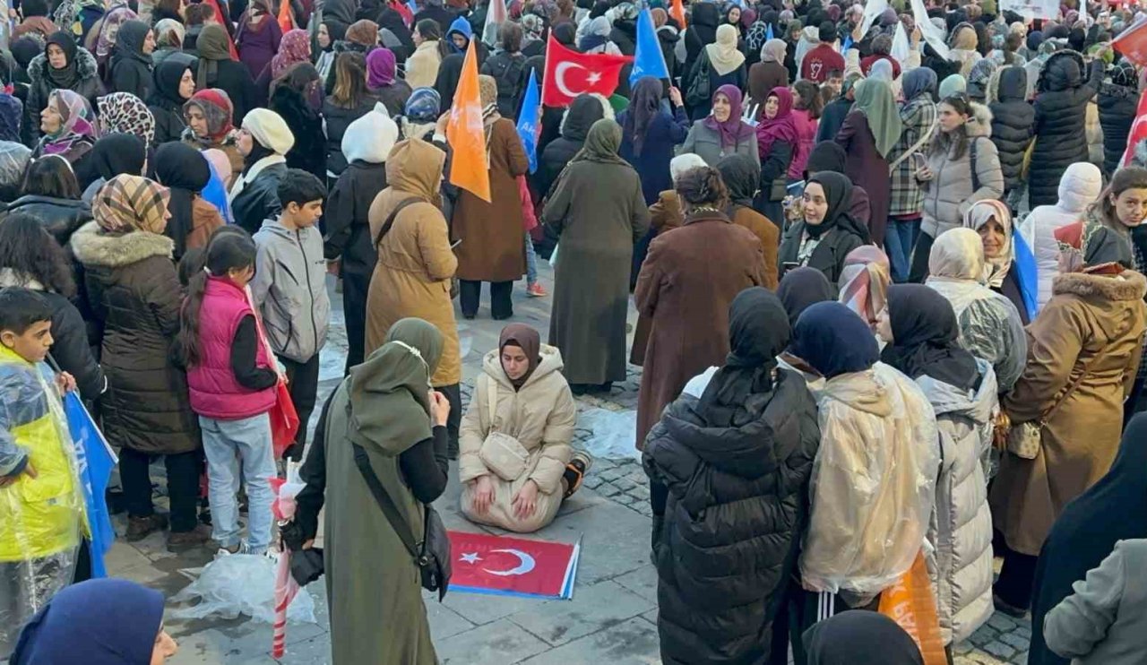 Sonunda buda oldu!.. Erdoğan konuşurken bakın ne yaptı!. Türk bayrağını...