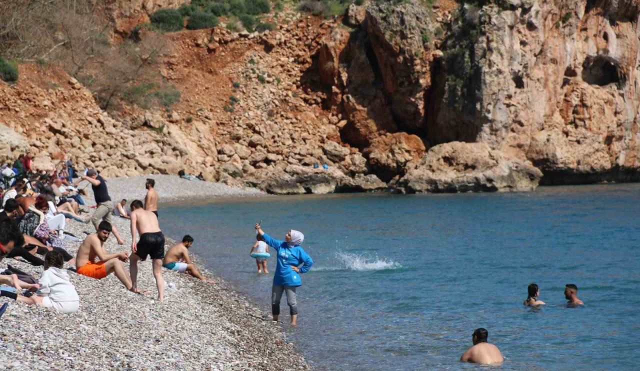 Antalya’da ramazan ayı öncesi Konyaaltı Sahili doldu taştı