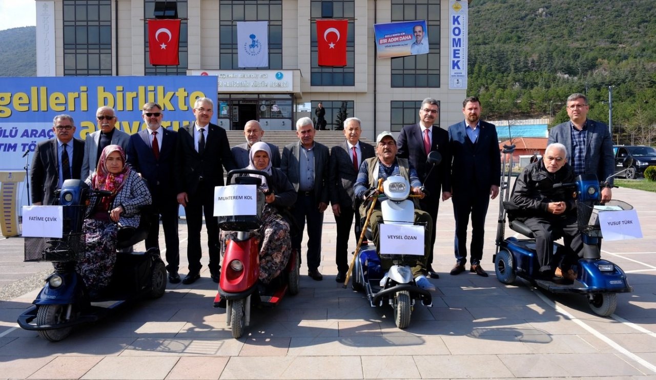 Akşehir’de engelli vatandaşlara akülü araç desteği