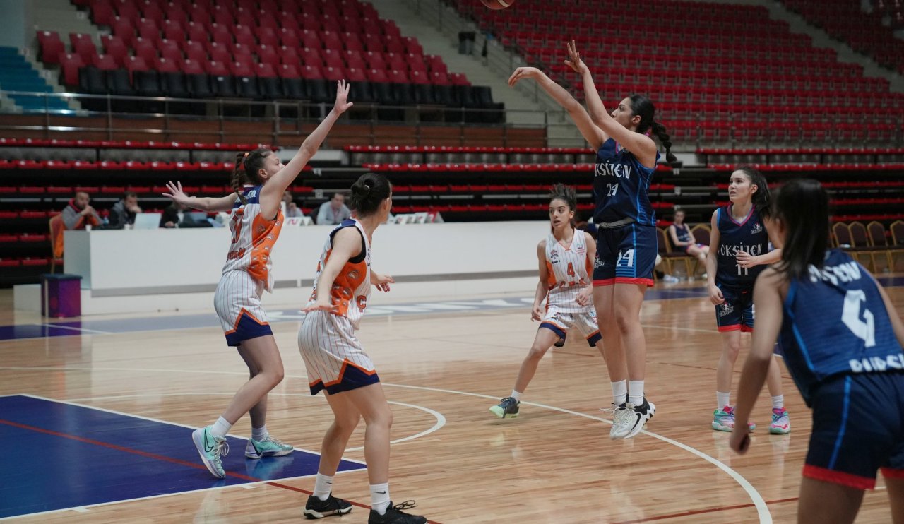 Konya'da 16 takımın yer aldığı basketbol şampiyonası yapılıyor