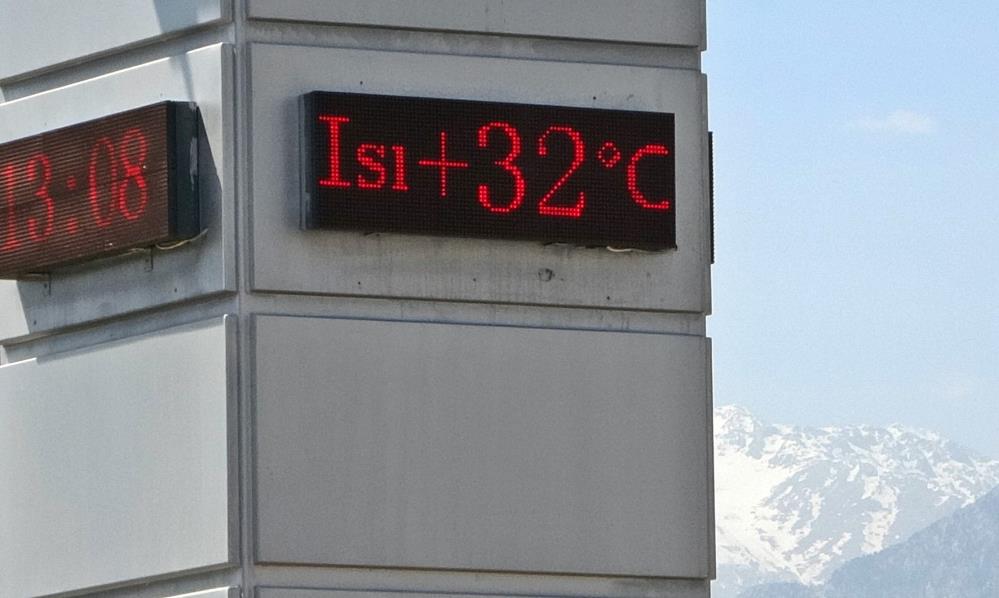 "Antalya'da Kar Manzaralı Sıcaklık: 32 Derece! Sahiller Yaz Moduna Geçti!