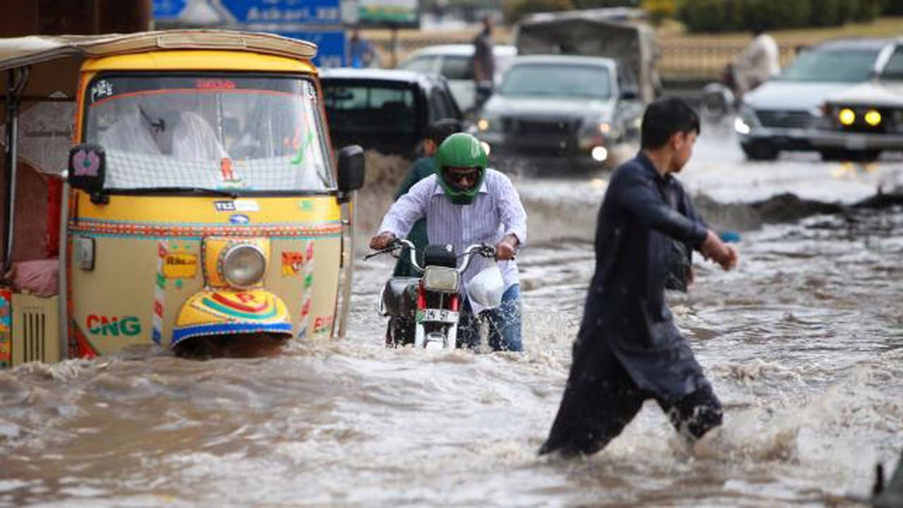 "Pakistan'da şiddetli Yağışlar Faciaya Yol Açtı: 5 Kişi Hayatını Kaybetti, 8 Kişi Yaralandı."