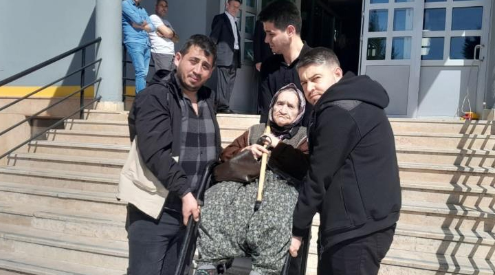 Konya'da 100 yaşındaki Zahide nine sandalyede sandığa gitti