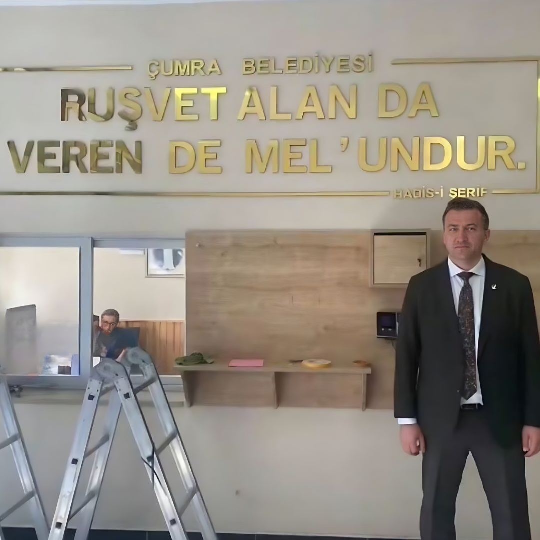 Konya'nın YRP'li Belediye Başkanı bina girişine öyle bir şey yazdırdı ki..