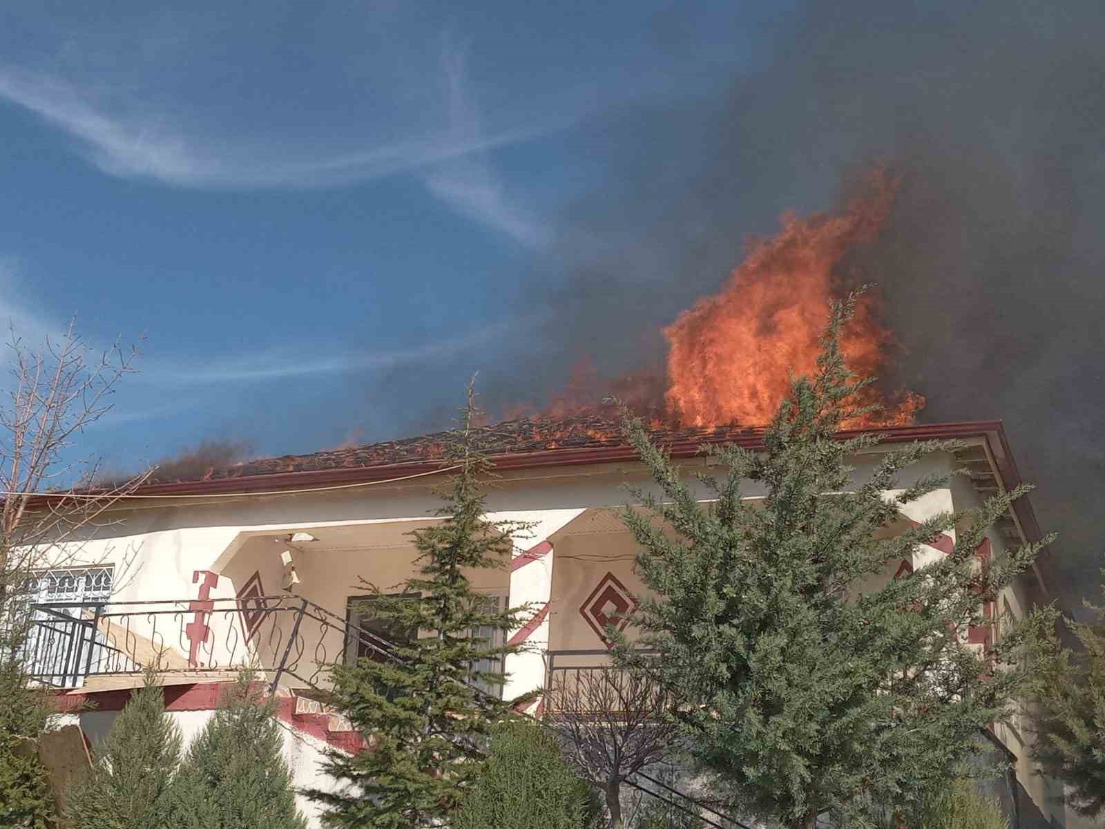 Konya’da tek katlı evde feci yangın!