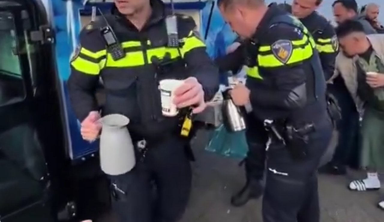 Hollanda Polisi bayram namazını kılan müslümanlara bakın ne yaptı! [VİDEO HABER]