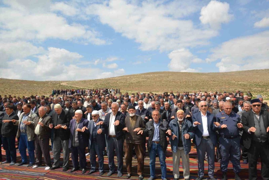 Kuraklık korkutucu boyutlara ulaştı: Karaman’da çiftçiler yağmur duasına çıktı!