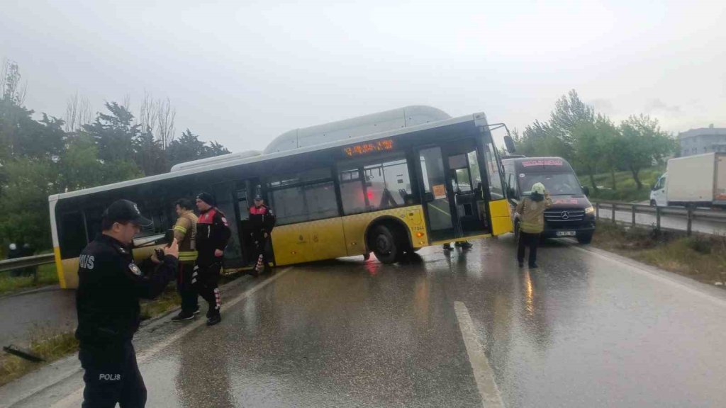 Yağmurda kayan belediye otobüsü bariyerlere çarptı: Korku dolu anlar! [VİDEO HABER]