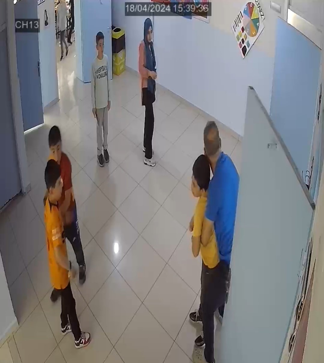 Okul müdürü boğazına cisim kaçan öğrenciyi böyle kurtardı! [VİDEO HABER]