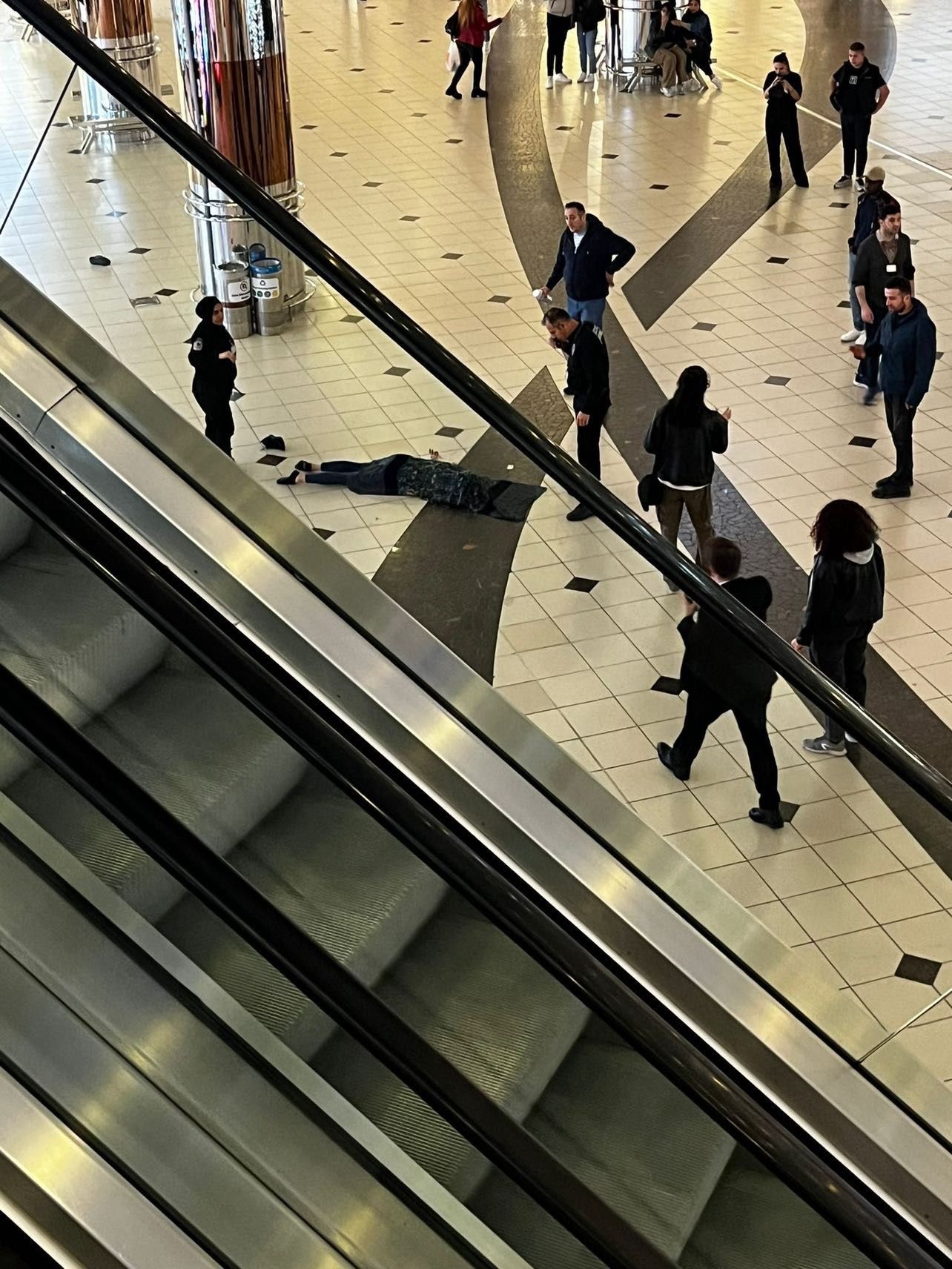 Cevahir AVM'de korkunç olay: 5. kattan atlayan kadın... [VİDEO HABER]