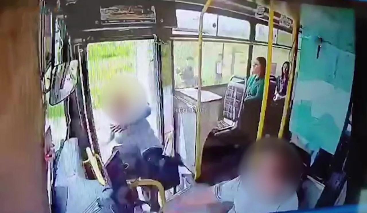 Seyir halindeki otobüsün kapısı açıldı! Yaşlı kadın bakın nasıl hayatını kaybetti...