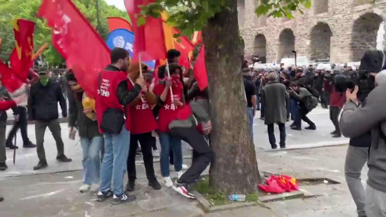 Saraçhane’de kaldırım taşlarını söken eylemciler kameraya yakalandı (VİDEO HABER]