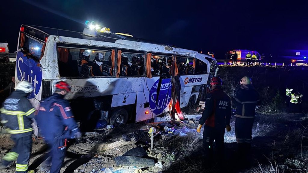 Yolcu otobüsü devrildi: Onlarca yaralı ve can kayıpları var!