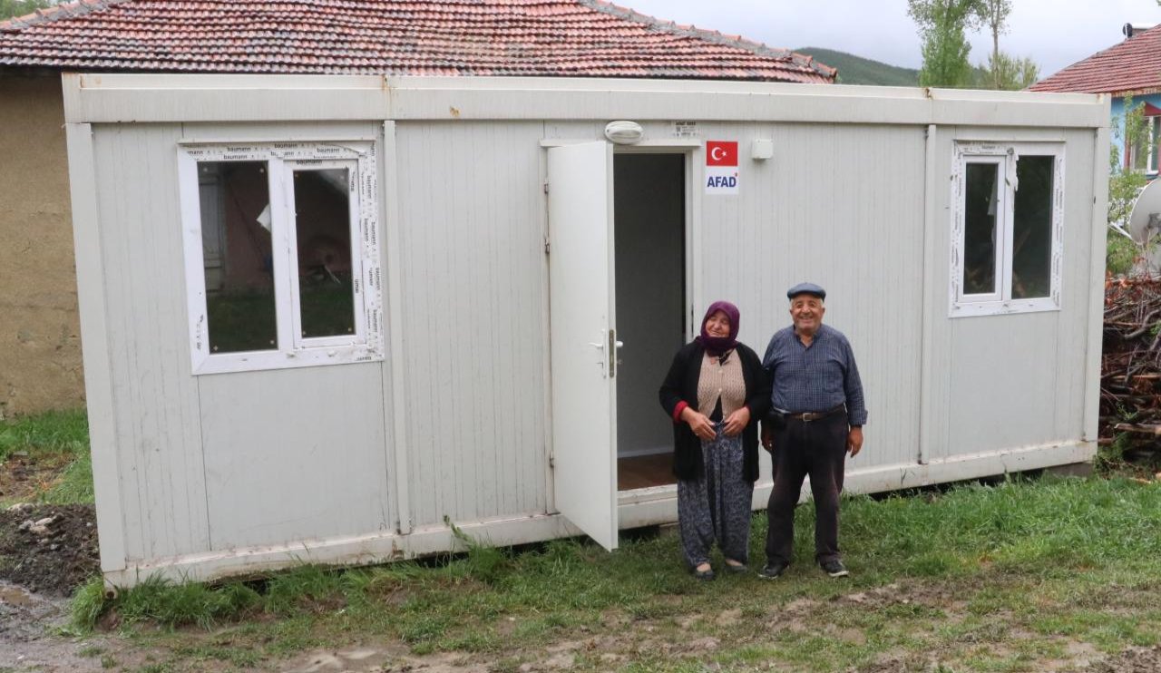 Yozgat'ta depremden hasar gören köylüler konteynerlerde yaşamaya başladı!