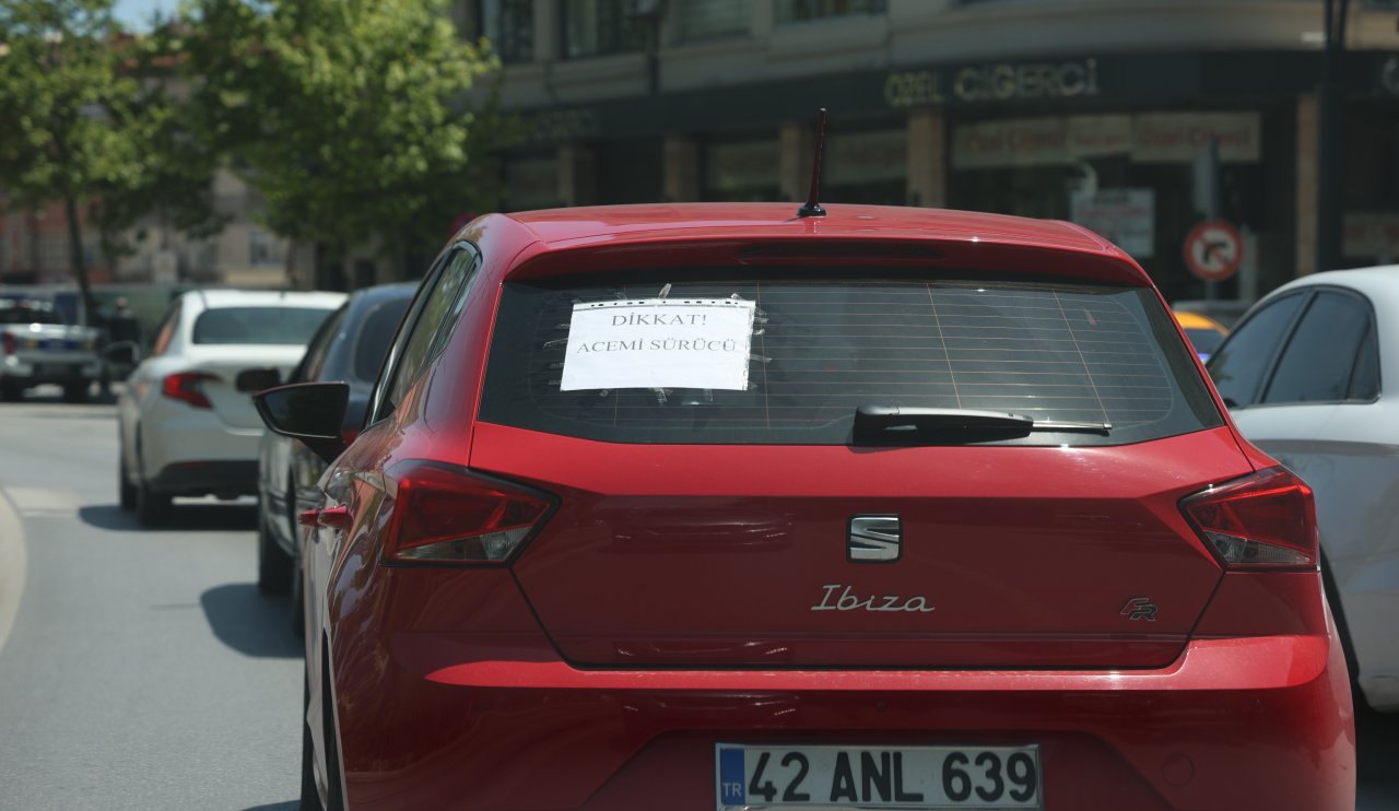 Heyecanı atmaya en etkili çözüm! Konya'da "dikkat acemi sürücü" yazısını gören anlayışlı oluyor!