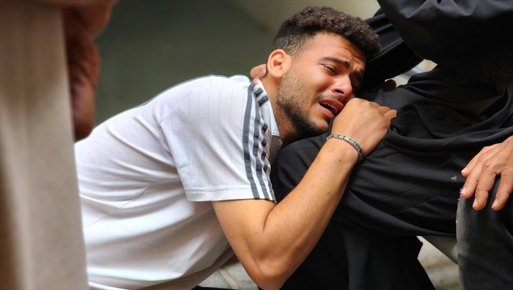 İşgalci İsrail'in son 24 saate düzenlediği saldırılarda onlarca kişi hayatını kaybetti..