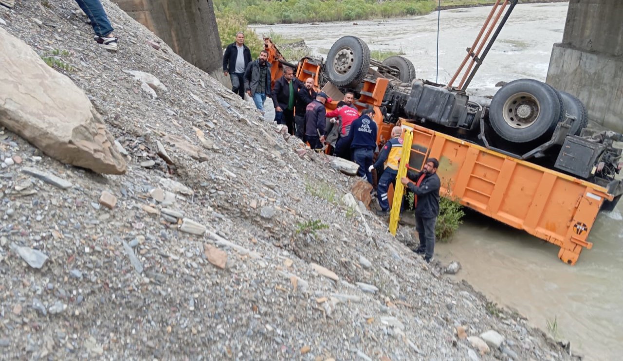 Aşırı yağışlar kazaya neden oldu! İş makinesi yuvarlandı! Yaralılar var...