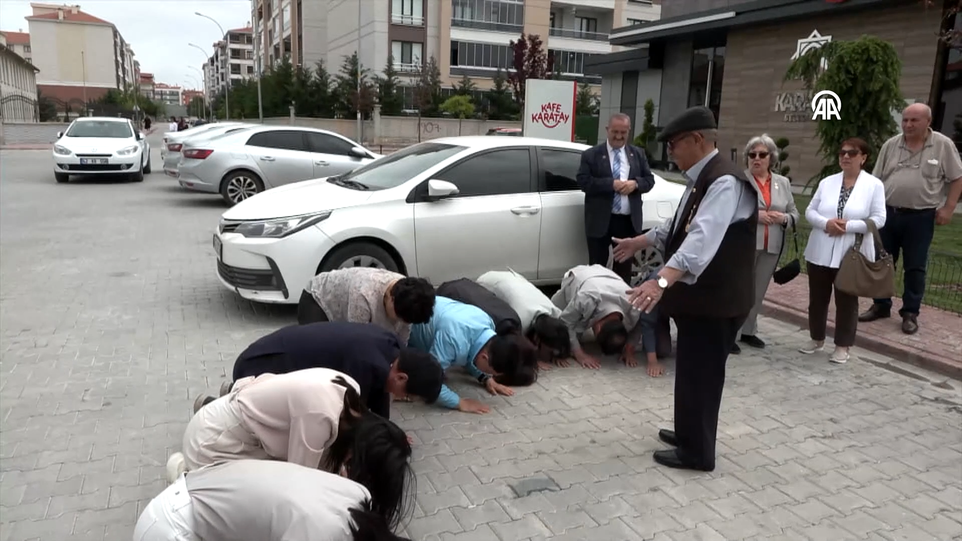 Konyalı Kore Gazi'sinin önünde saygıyla eğildiler