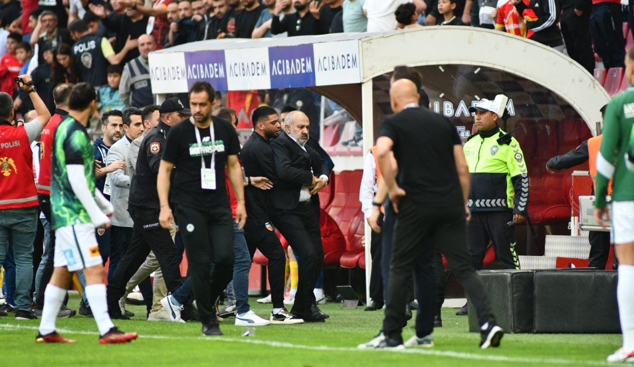 Kayserispor-Konyaspor maçında başkan sahaya girdi