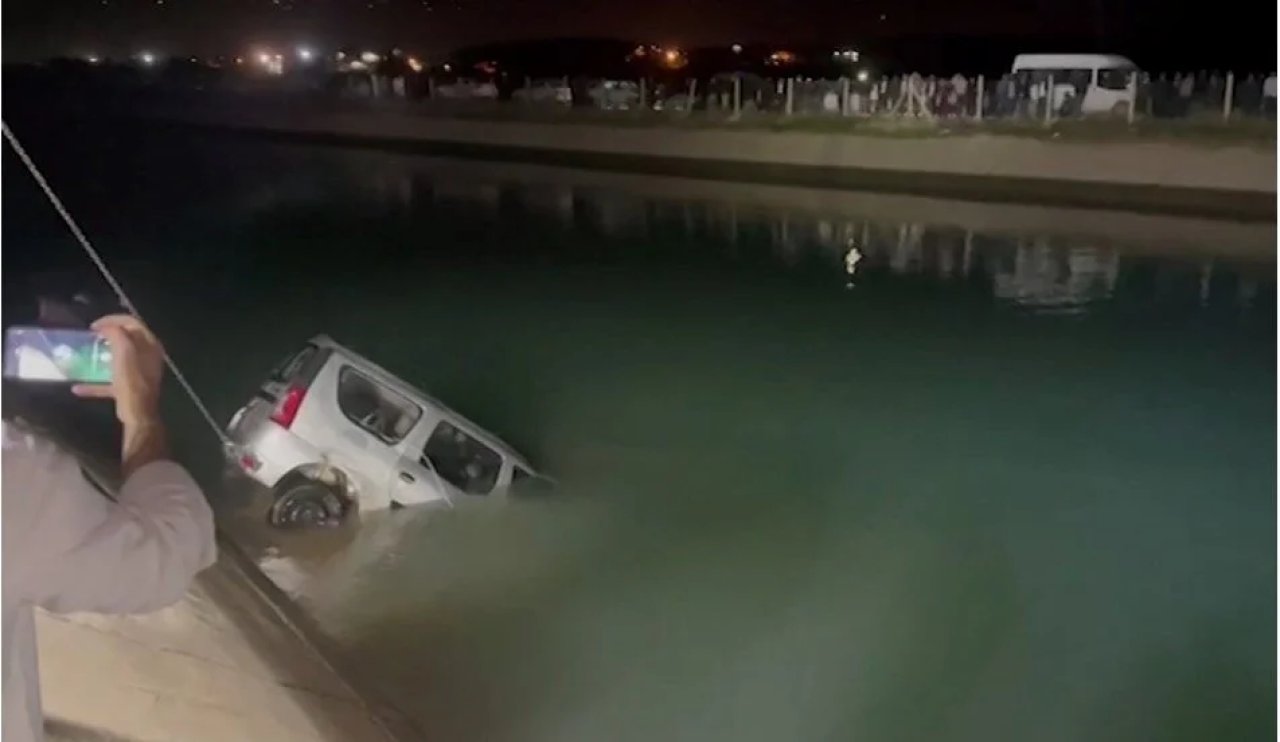 Su kanalına devrilen otomobildeki kişiler kayıp