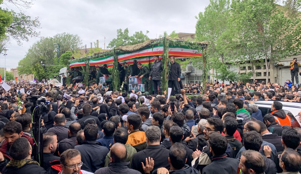 Resmen izdiham yaşandı! İran’da Reisi için cenaze töreni...