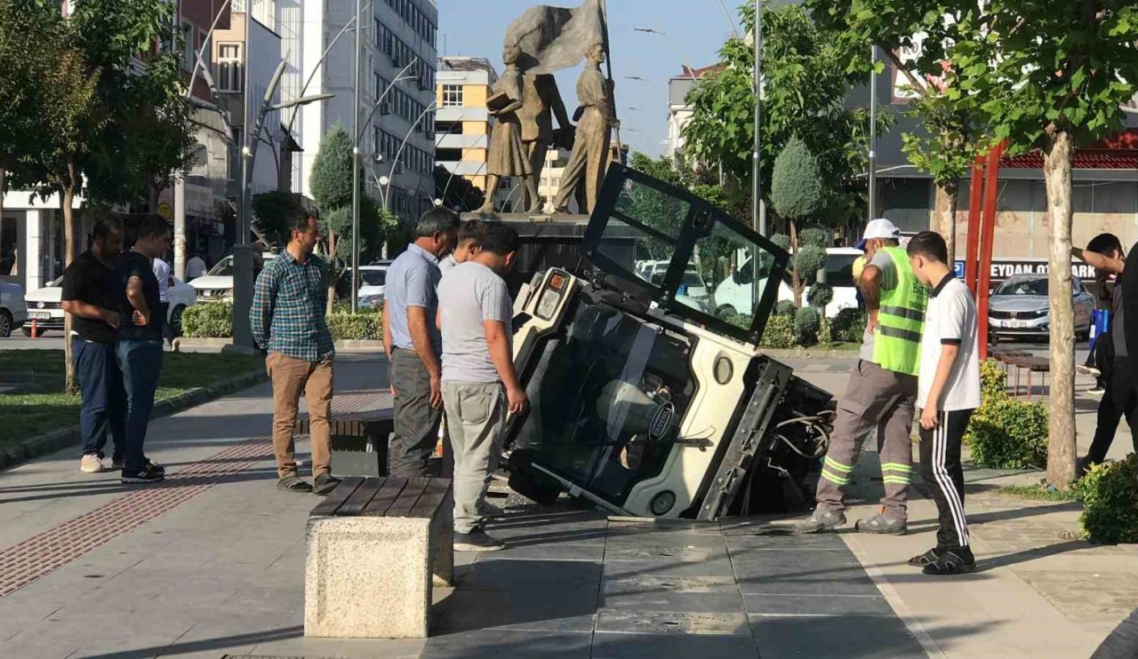 Temizlik aracının temizlediği havuz çöktü! Sürücüsü...