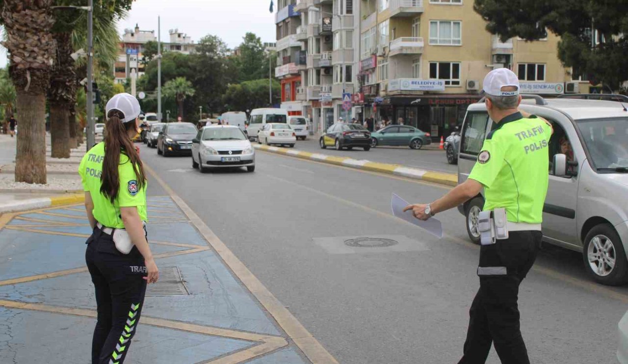 Trafik ekipleri bu kez sahaya bakın ne için indi!