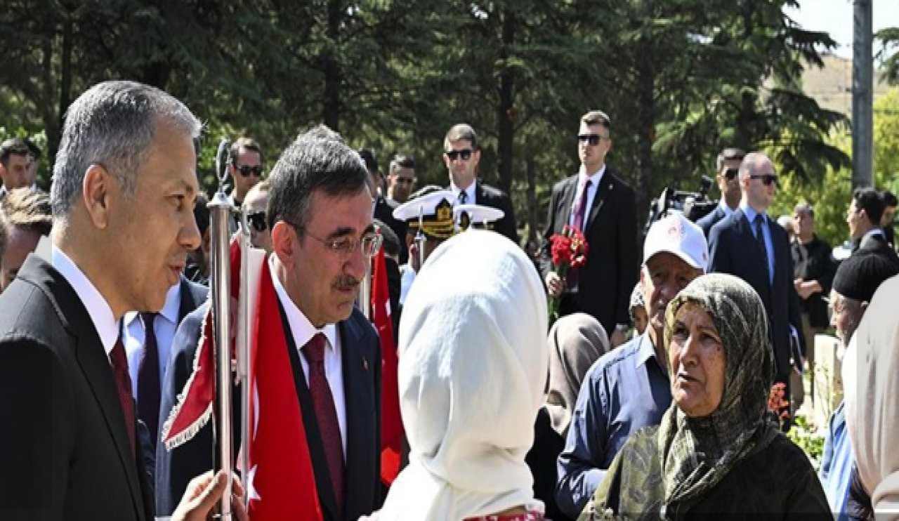 Cumhurbaşkanı Yardımcısı Cevdet Yılmaz ve Bakan Ali Yerlikaya 15 Temmuz törenine katıldılar.