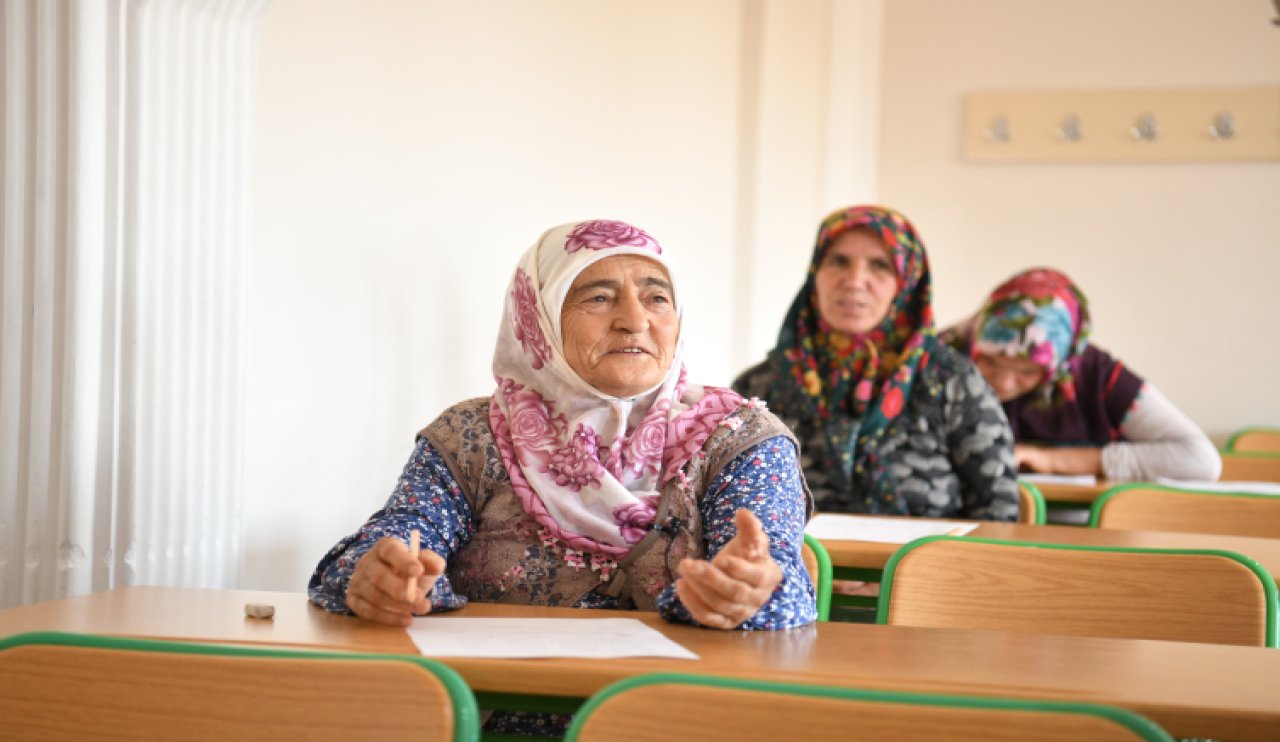 Yaşlı teyzenin azmi görenleri hayran bırakıyor!