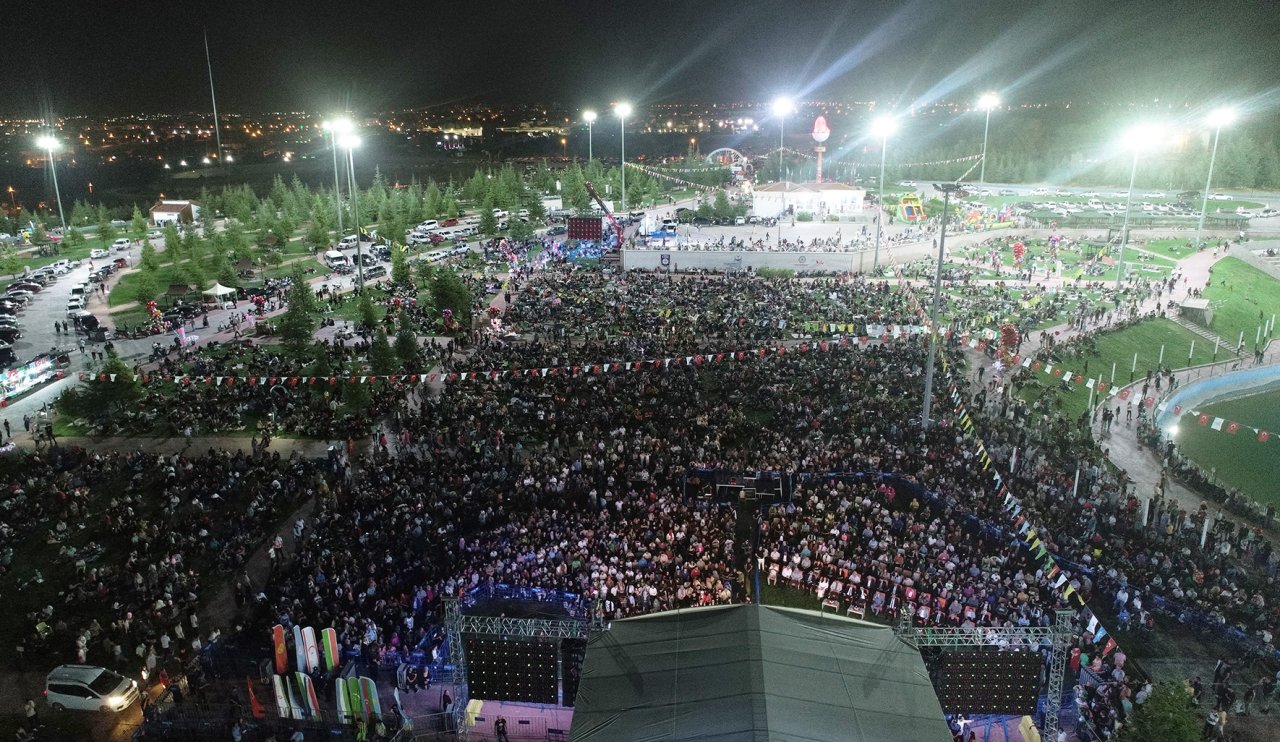 Karaman'da nefes kesen konser! Muhteşem final...